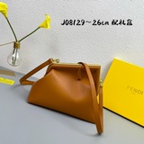 В комплекте подарочная коробка и сумка-клатч Fendi. Под руководством дизайнера К