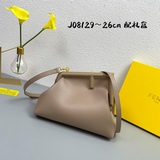 В комплекте подарочная коробка и сумка-клатч Fendi. Под руководством дизайнера К
