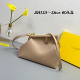 В комплекте подарочная коробка и сумка-клатч Fendi. Под руководством дизайнера К