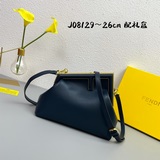 В комплекте подарочная коробка и сумка-клатч Fendi. Под руководством дизайнера К