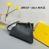 В комплекте подарочная коробка и сумка-клатч Fendi. Под руководством дизайнера К