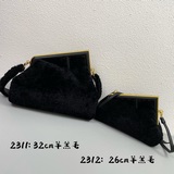 Новая модель из овечьей шерсти от Fendi First уже в продаже. Под руководством ди