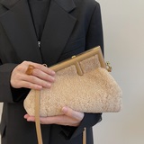 Новая модель из овечьей шерсти от Fendi First! Разработана дизайнером Кимом Джон