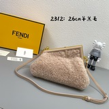 Новая модель из овечьей шерсти от Fendi First уже в продаже. Под руководством ди