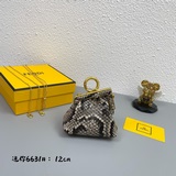 Новейшая сумка Fendi First уже доступна по всему интернету! Она была создана диз
