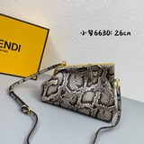 Новейшая сумка Fendi First уже доступна по всему интернету! Она была создана диз