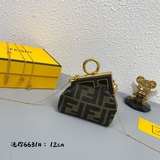 Вся сеть скупает сумки Fendi First из ткани с принтом в стиле «старого шарфа»/су