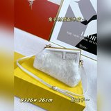 Маленькая сумка с зажимом из кроличьего меха, также известная как «облачная сумк