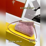 Маленькая сумка с застежкой из кроличьего меха, также известная как «облачная су