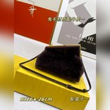 Маленькая сумка с застежкой в виде кроличьего ушка, также известная как «сумка-о