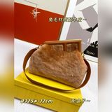 Большая сумка с застежкой в виде кроличьего уха, также известная как «облачная с