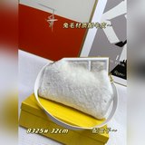 Большая сумка с застежкой из кроличьего меха, также известная как «облачная сумк