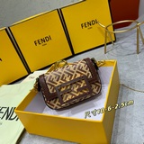 В комплекте с коробкой. Оригинальная новая коллекция FENDI на официальном сайте.