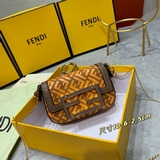 В комплекте с коробкой. Оригинальная новая коллекция FENDI на официальном сайте.