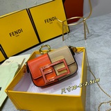 В комплекте с коробкой. Оригинальная новая коллекция FENDI на официальном сайте.