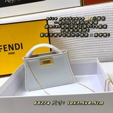 Новая сумка Fendi Pico Peekaboo в форме кошки создана специально для модных и ми