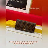 Комплект： длинный кожаный чехол Fendi с тиснением, застежка на кнопках. В компле