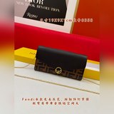 Комплект： длинный кожаный чехол Fendi с тиснением, застежка на кнопках. В компле
