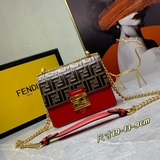 Fendi представляет новую модную сумку Kan U из телячьей кожи, которая сочетает в