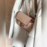 Оригинальное качество, в комплекте с коробкой. Сумка Baguette из ткани с логотип