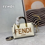 Еще одна популярная модель мини-сумки Fendi! Мини-сумка By The Way Boston.
