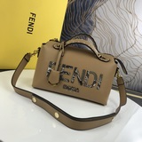 Средняя сумка FENDIBOSTON с логотипом в виде змеиных букв, изготовлена из импорт