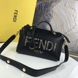 Средняя сумка FENDIBOSTON с логотипом в виде змеиных букв, изготовлена из импорт