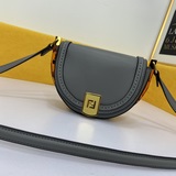 FENDI 2023 весенне-летняя коллекция сумок-седл. Высококачественная кожа в компак