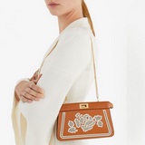 Мини-сумка в форме кошки： новейшая модель Peekaboo I See U East-West от Fendi.