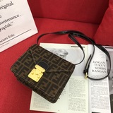 Fendi старинная сумка (квадратная) в продаже! Мы уверены, что те из вас, кто сле