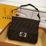 Рекка, такая же сумка Fendi с винтажным принтом. Пожалуйста, обратите внимание н