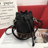 Fendi — популярная марка, которую предпочитают многие знаменитости и интернет-бл