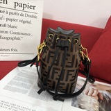 Fendi — популярная марка, которую предпочитают многие знаменитости и интернет-бл