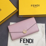 Длинный кожаный кошелек Fendi с застежкой на кнопках. Просторный, удобный, с дву
