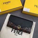Длинный кожаный кошелек Fendi с застежкой на кнопках. Просторный, удобный, с дву