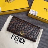 Длинный кожаный кошелек Fendi с застежкой на кнопках. Просторный, удобный, с дву