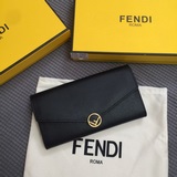 Длинный кожаный кошелек Fendi с застежкой на кнопках. Просторный, удобный, с дву