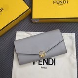 Длинный кожаный кошелек Fendi с застежкой на кнопках. Просторный, удобный, с дву