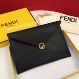 Большая сумка F is Fendi с геометрической откидной крышкой. Застежка на кнопке, 