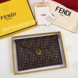 Большая сумка F is Fendi с геометрической откидной крышкой. Застежка на кнопке, 