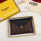 Большая сумка F is Fendi с геометрической откидной крышкой. Застежка на кнопке, 