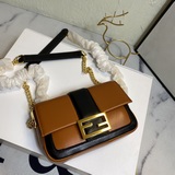 Изготовлен из овечьей кожи, украшен каймой и деталями, с логотипом Fendi Stamp и