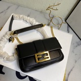 Изготовлен из овечьей кожи, украшен кантом и деталями, с логотипом Fendi Stamp и