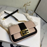 Изготовлен из овечьей кожи, украшен кантом и деталями, с логотипом Fendi Stamp и