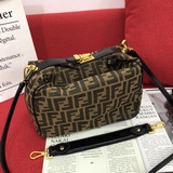 Fendi подержанная классическая модель, которую можно назвать косметичкой или сум