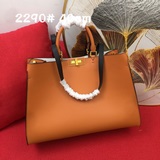 Fendi не следует модным тенденциям, ведь нестандартность делает вещи интересными