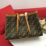 Новая сумка Fendi Peekaboo X-Tote. Peekaboo можно назвать настоящим хитом.