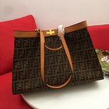 Новая сумка Fendi Peekaboo X-Tote. Peekaboo можно назвать настоящим хитом.