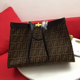 Новая сумка-тоут Peekaboo X-Tote от Fendi. Peekaboo можно назвать настоящим фено