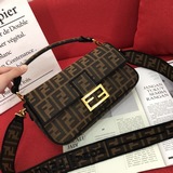 Новейшая коллекция Fendi Roma Amor с узором «старая печать» впечатляюще дебютиру